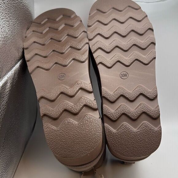 CUSHIONAIRE Cozy Womenβs Platform Ankle Boots SIZEβ10 WIDE TAUPE - Picture 7 of 7